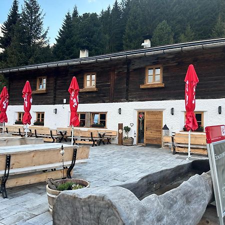 Peer Alm Hotel Navis Buitenkant foto