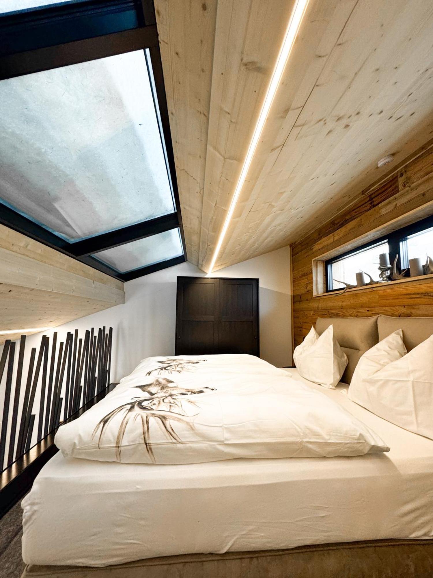 Peer Alm Hotel Navis Buitenkant foto
