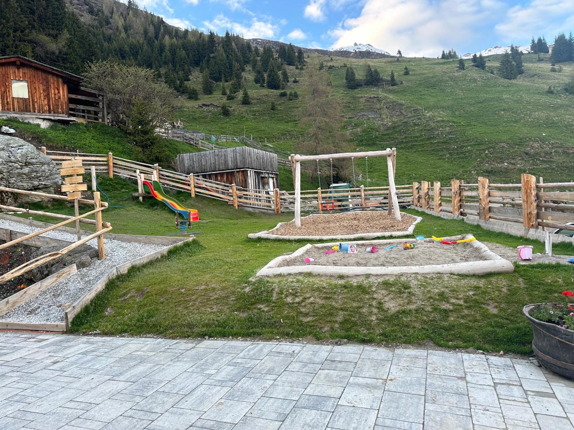 Peer Alm Hotel Navis Buitenkant foto
